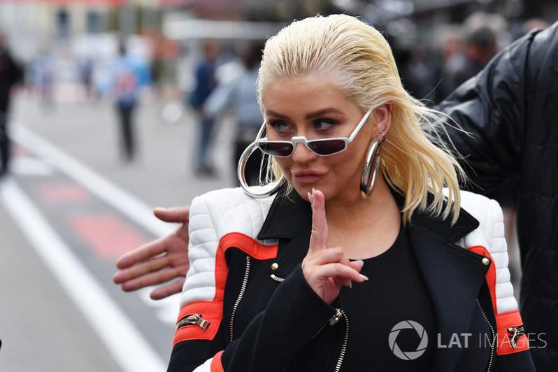 Кристина Агилера в обтягивающих штанах показалась в Баку на Формуле-1