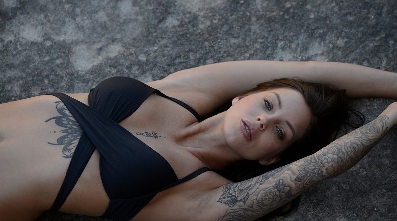 Лена Клахр разнообразила голую фигуру татуировками и разделась для Playboy (26 фото)